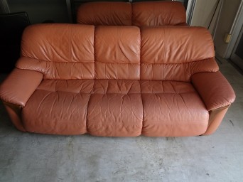 ピンクのソファーの修理＆リペアは、【革研究所福岡/博多店】です。